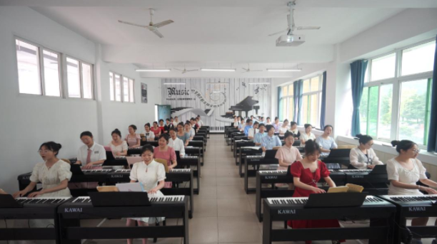 缤纷的打击乐都将勾勒出塞外景象特殊的琵琶技法则模拟出漫天黄沙